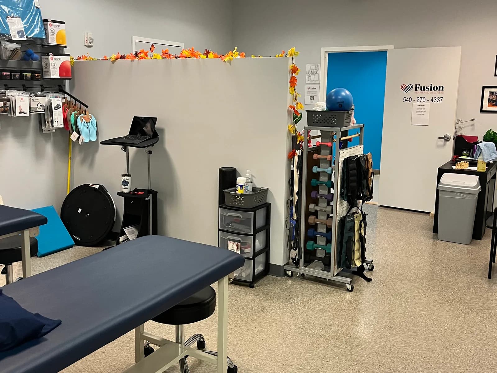 Treatment table and exercise equipment in the Caroline clinic.