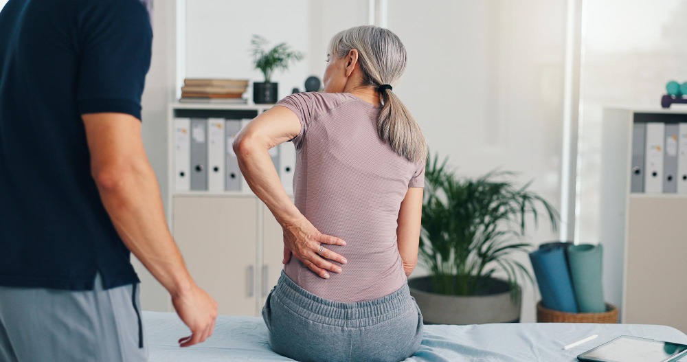 Physical therapist providing hands-on back pain treatment to a patient at Fusion Rehab and Wellness in Alexandria, VA